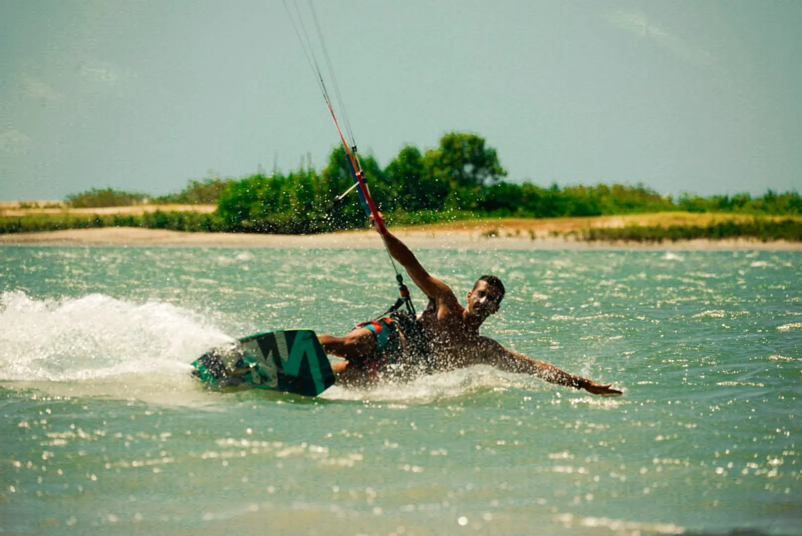 Kitesurfista deslizando em uma lagoa de água verde em Jericoacoara